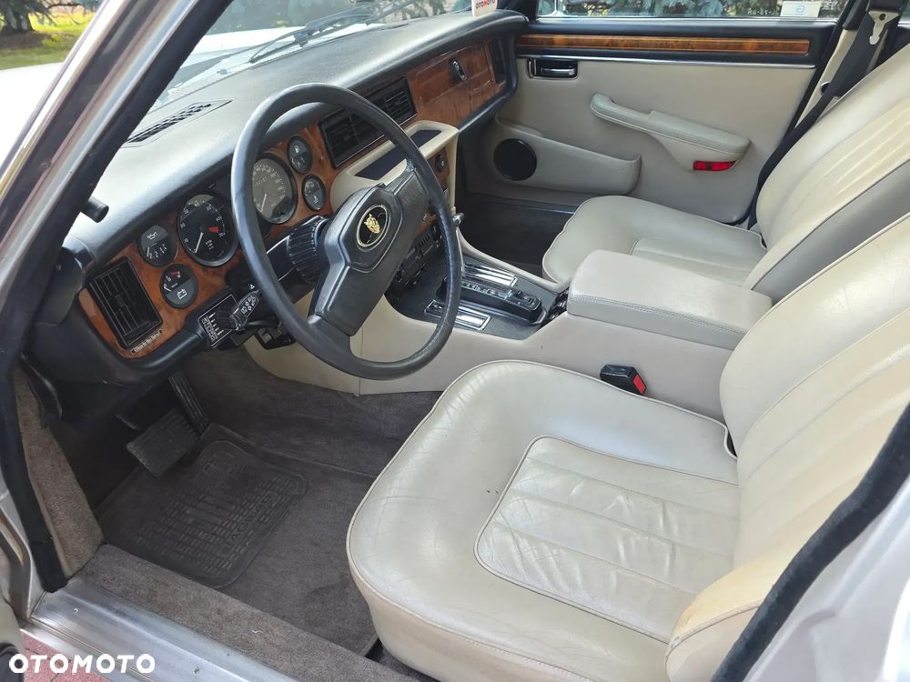 Jaguar XJ - 24