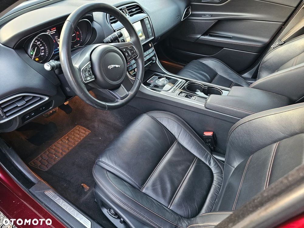 Jaguar XE 2.0 D Prestige - 36