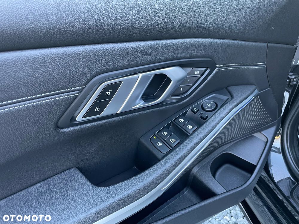 BMW Seria 3 320d xDrive M Sport Shadow - 13