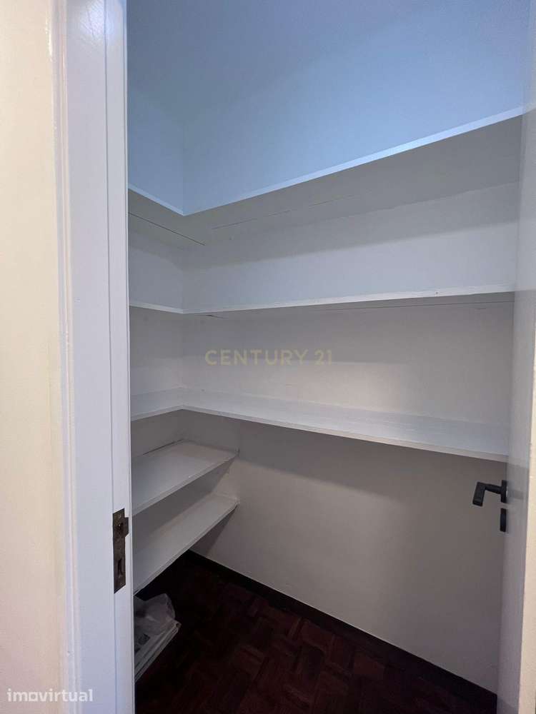 ARRENDAMENTO | APARTAMENTO RENOVADO COM TERRAÇO E VARANDAS - EXCELENTE - Grande imagem: 3/25