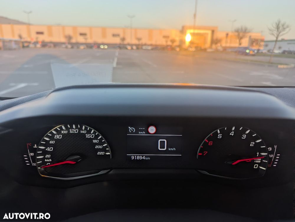 Peugeot 208 1.2 L PureTech STT Allure - 11