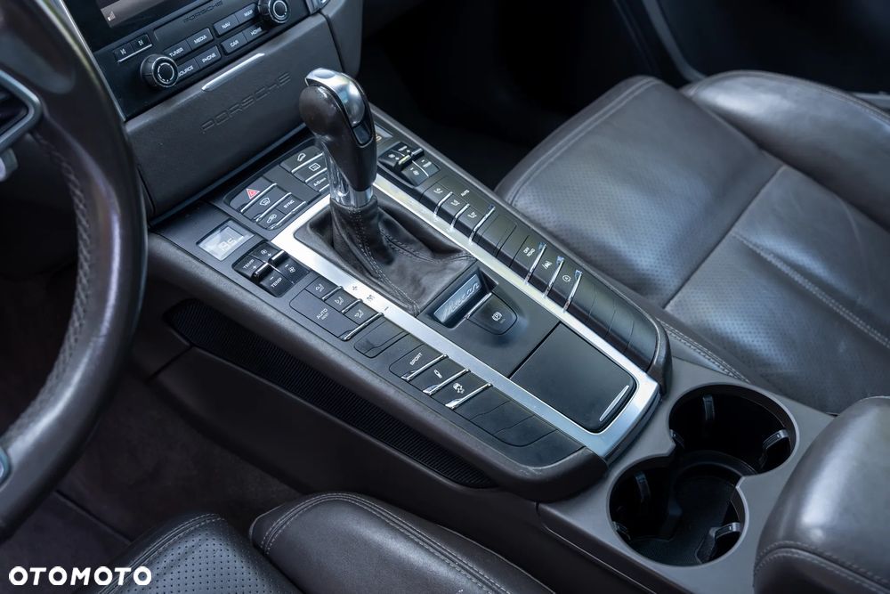 Porsche Macan - 24