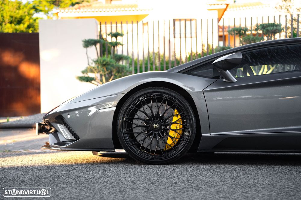 Lamborghini Aventador 6.5 V12 LP740-4 S - 12
