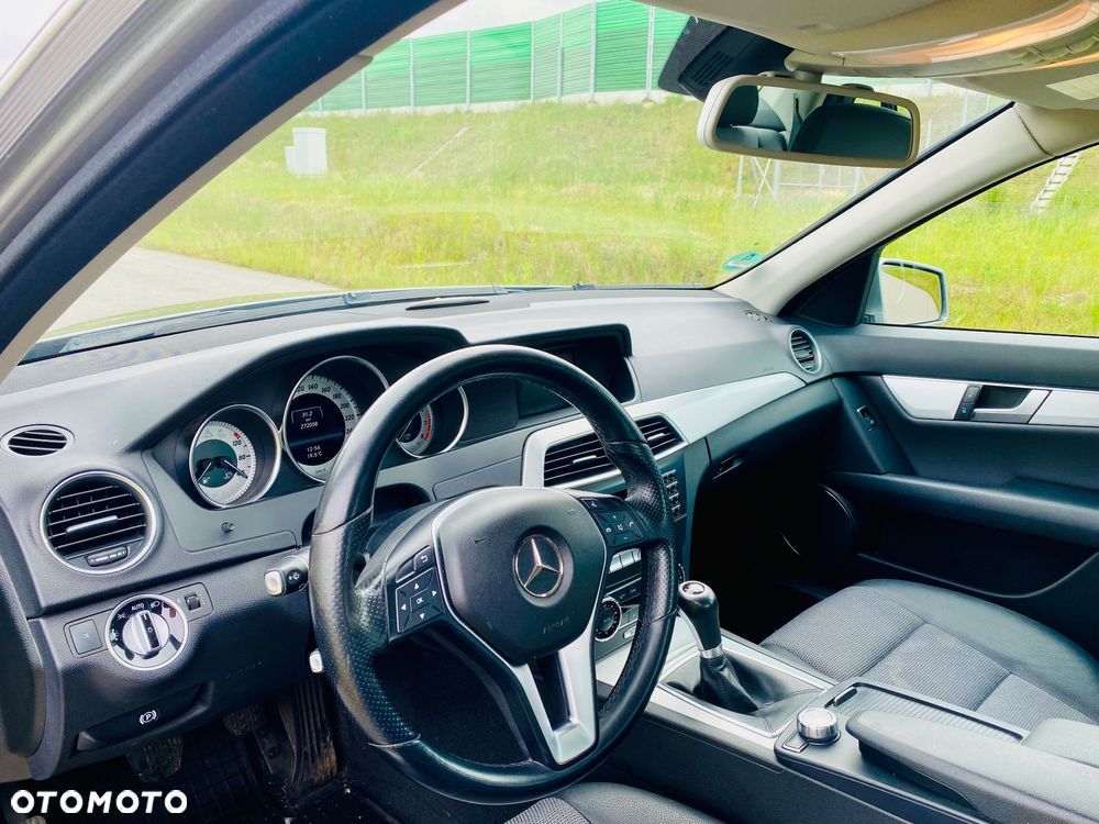 Mercedes-Benz Klasa C 180 CGI BlueEff Avantgarde - 27