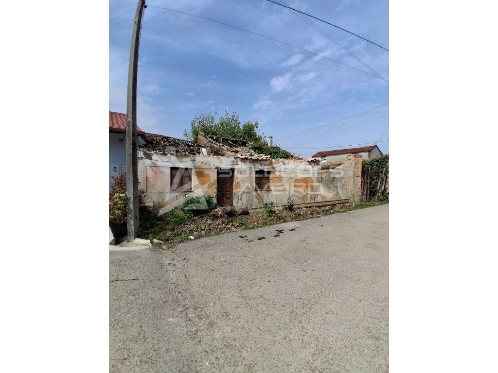 Moradia T2 Independente com Terreno e Anexos - Para Restauro - Grande imagem: 5/10