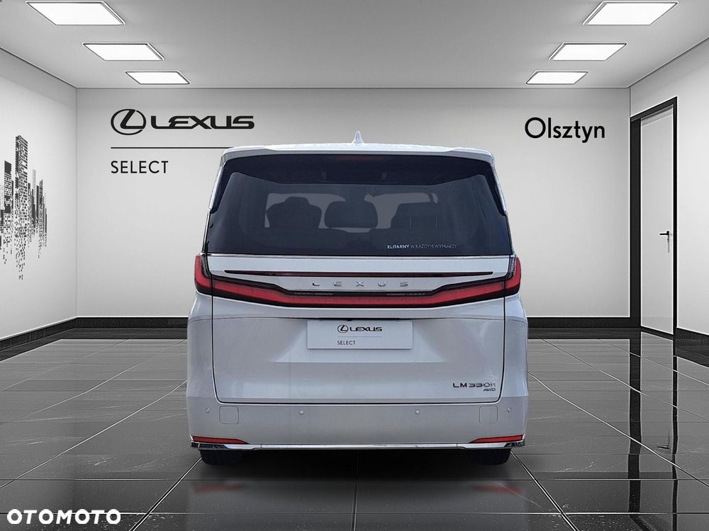 Lexus LM - 4
