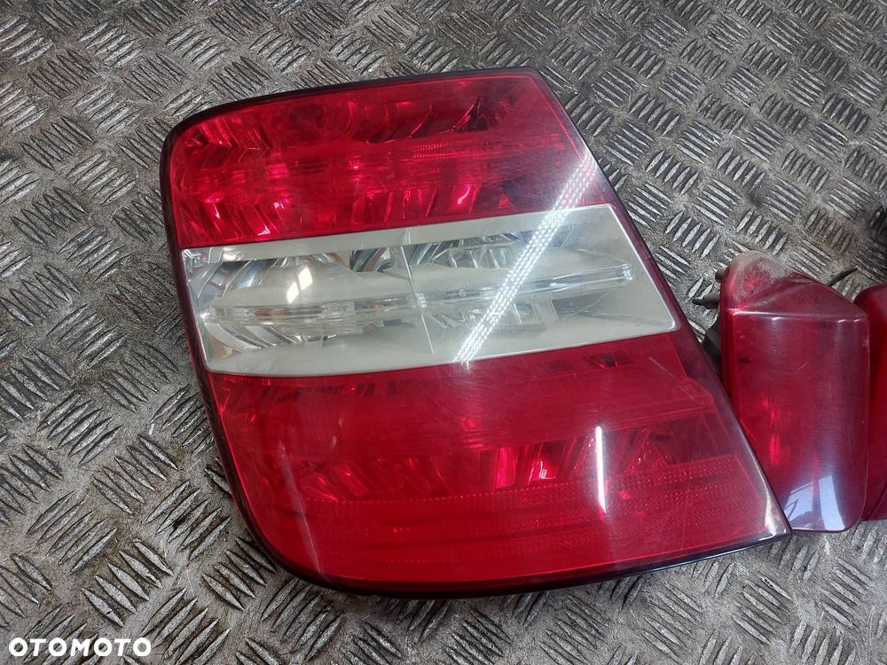 LAMPA LEWY TYŁ + PRAWY TYŁ W BŁOTNIK W KLAPĘ FIAT STILO I HB 5D - 2