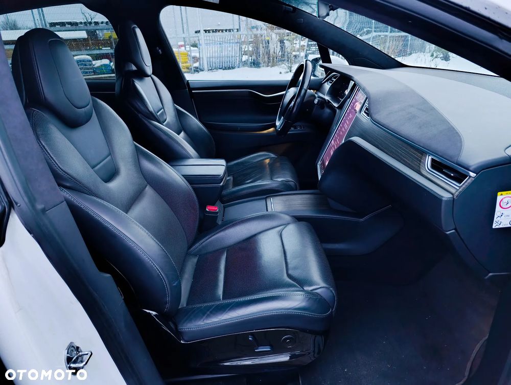 Tesla Model X - 11