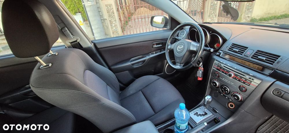 Mazda 3 1.6 Active + - 12