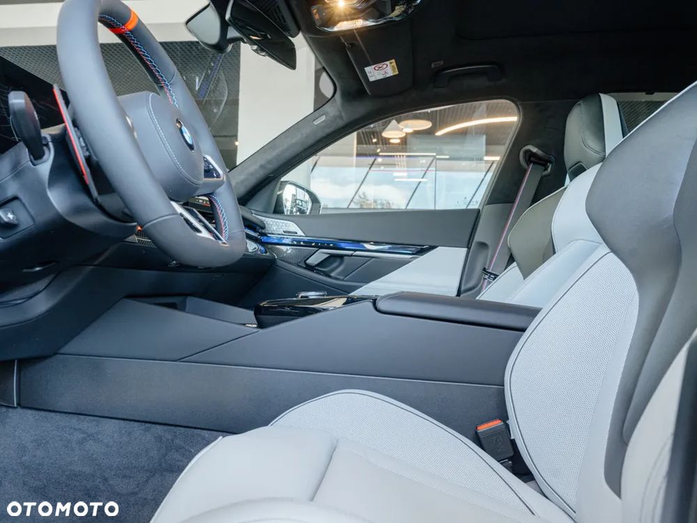 BMW M5 xDrive - 12