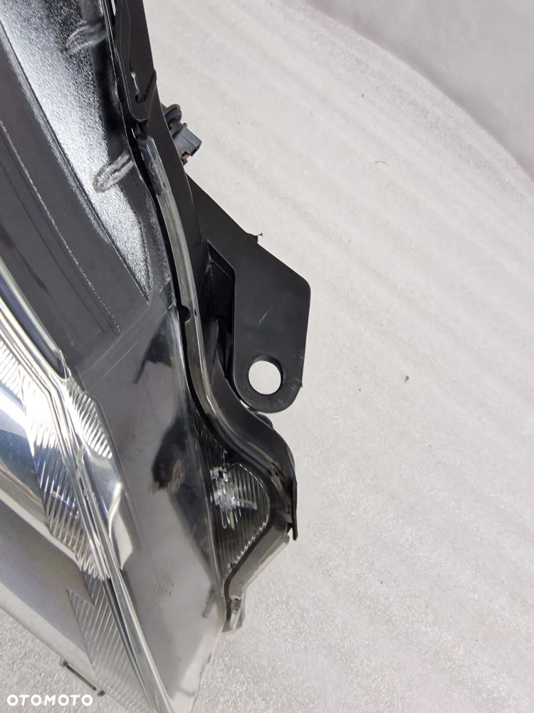 TOYOTA YARIS III 3 LIFT 14- PRAWA LAMPA PRZEDNIA PRZÓD SOCZEWKA , NR AUKCJI LA686 - 3