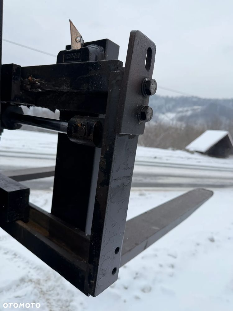 Manitou MI25D Wózek Widłowy 2,5 tony. Posuw Hydrauliczny. Maszt triplex. Wolny skok! Wysokość Podnoszenia 5 metrów. Jak nowy z Salonu. Pochodzi z Norweskiego Gospodarstwa! Aktualne przeglądy DEKRA i serwisy! Opony jak Nowe. Silnik Yanmar. Małe gabarety bardzo zwrotna maszyna! Zero luzów wycieków i zniszczeń. OKAZJA. Pełny ORYGINAŁ! Rok Prod. 2014. Niski przebieg 3300mtg - 36