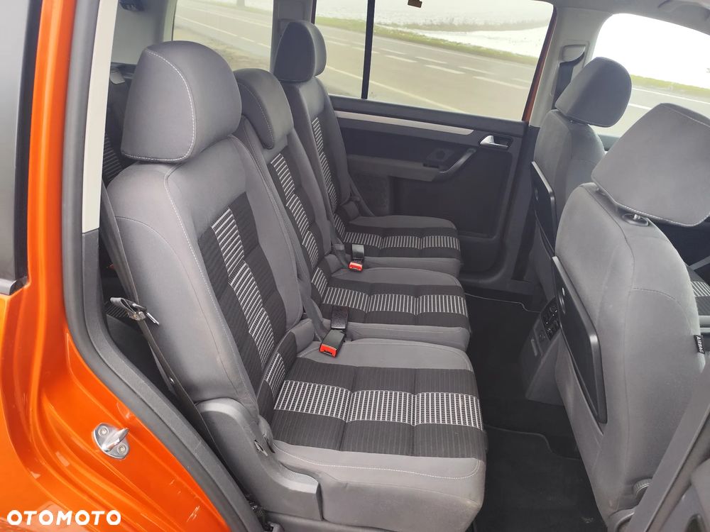 Volkswagen Touran 2.0 TDI Trendline DSG - 14