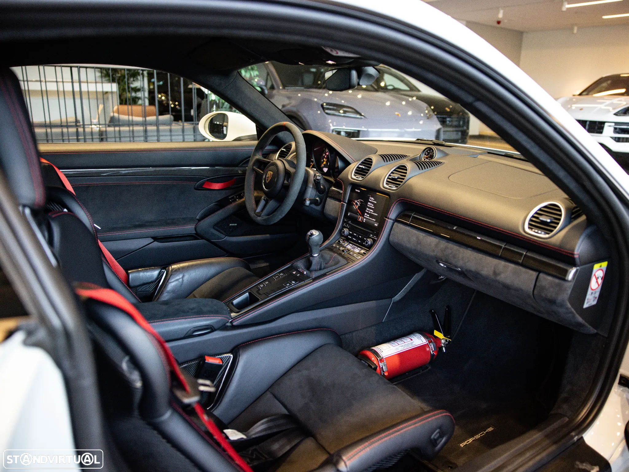 Porsche 718 Cayman GT4 - 40