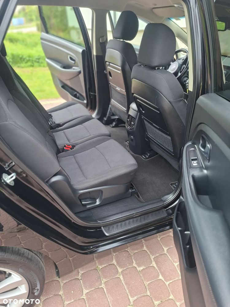 Kia Carens 1.6 GDI Dream Team Edition - 13