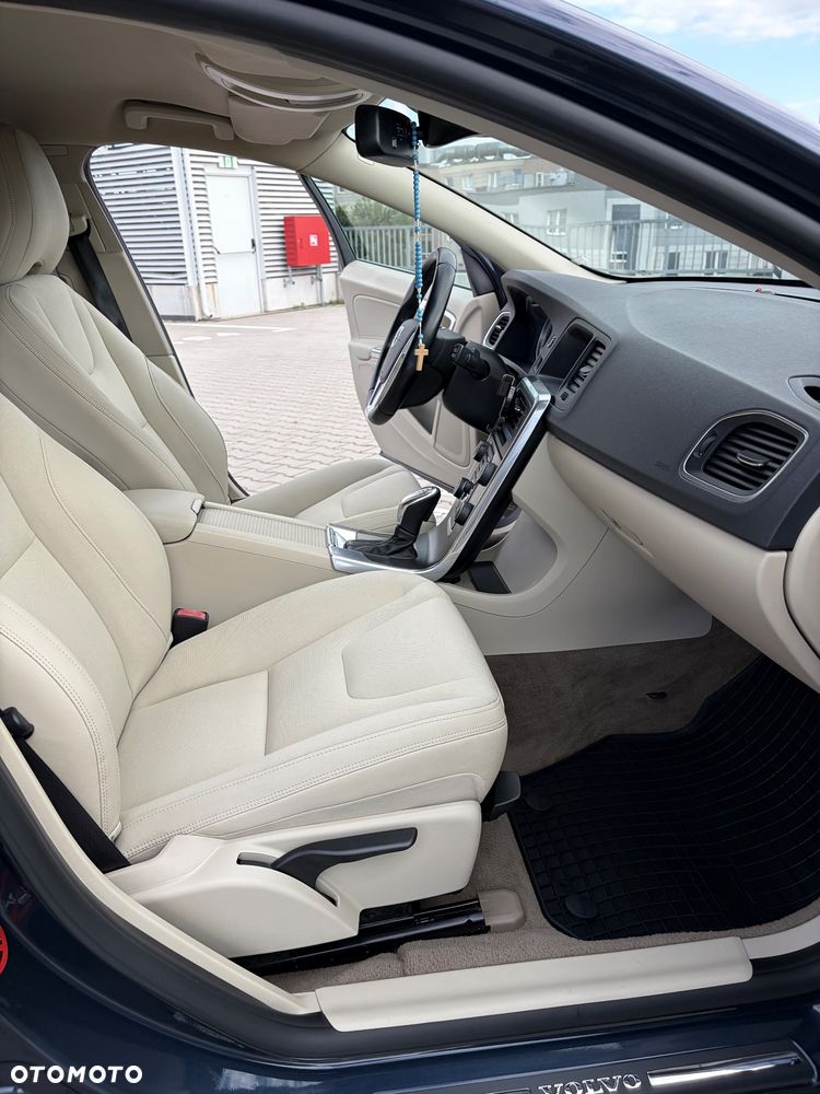 Volvo V60 D4 Geartronic Momentum - 24