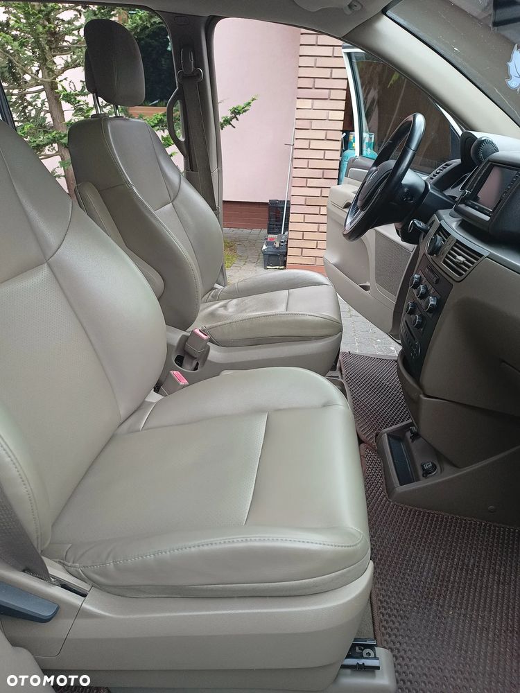 Volkswagen Routan - 14