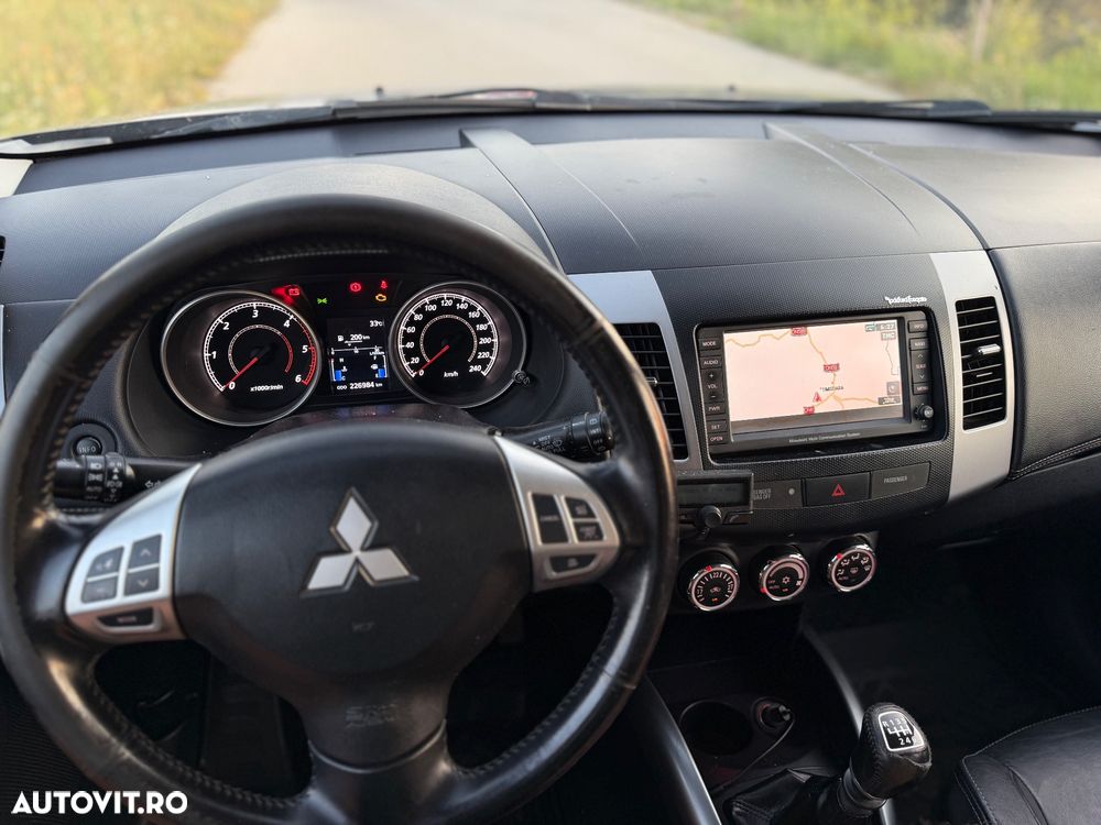 Mitsubishi Outlander - 8