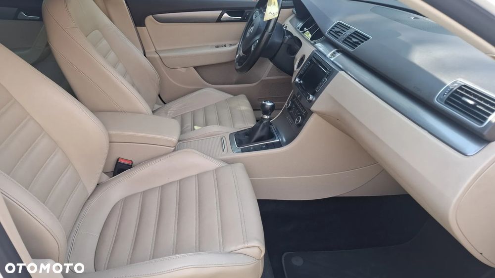 Volkswagen Passat 2.0 TDI DPF Highline - 14