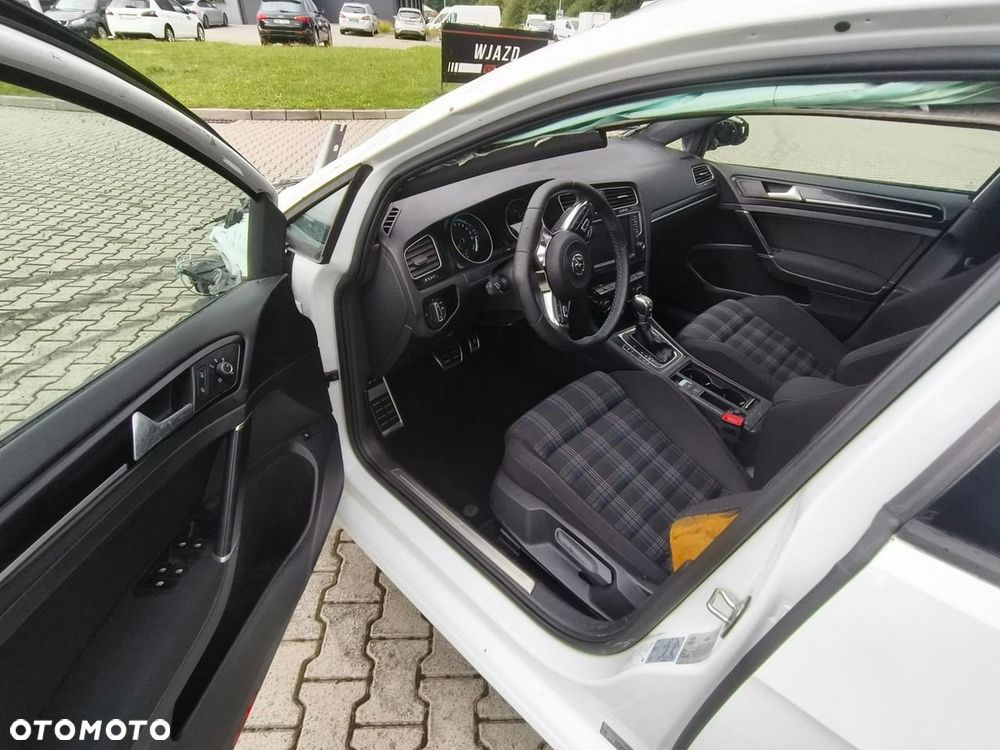 Volkswagen Golf - 6