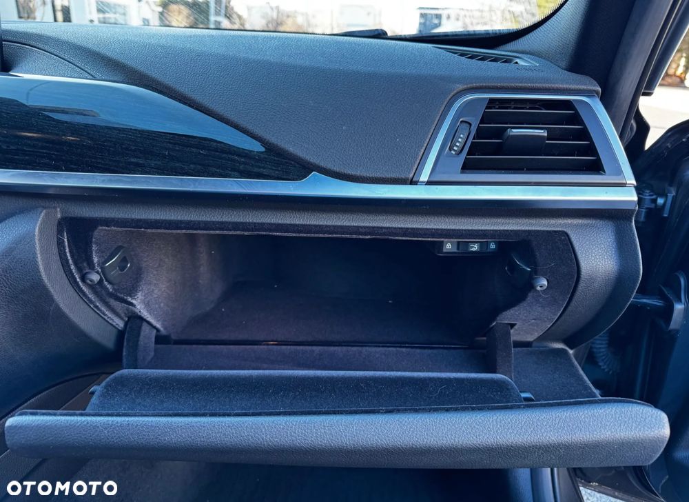 BMW Seria 3 330i xDrive Edition Luxury Line Purity - 24