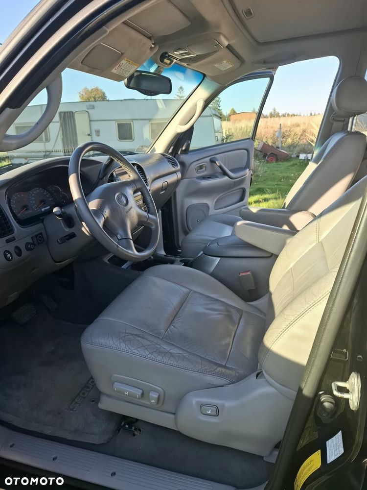 Toyota Sequoia - 32