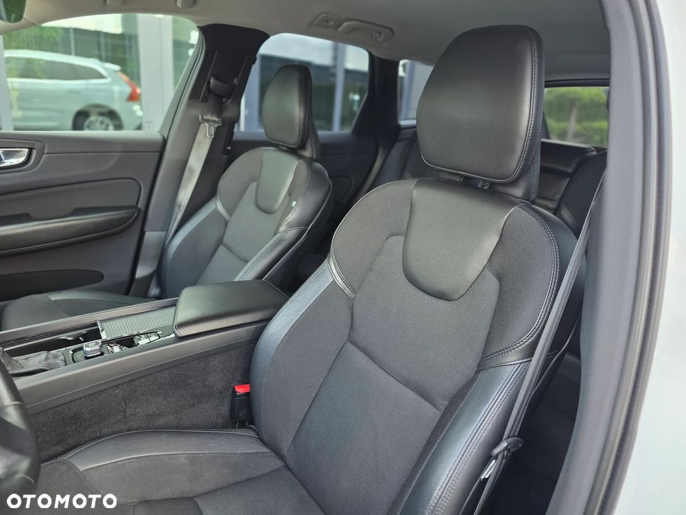 Volvo XC 60 T4 Momentum Pro - 30