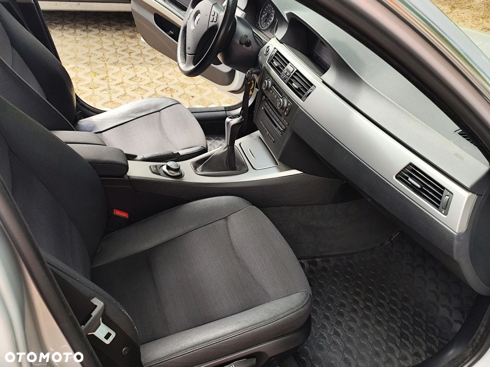 BMW Seria 3 325i xDrive Edition Exclusive - 24