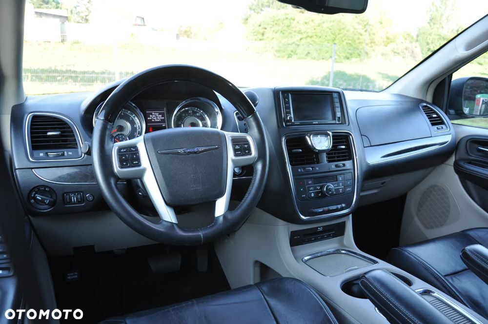 Chrysler Town & Country 3.6 Limited - 9