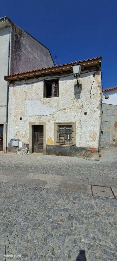 Moradia para Restaurar, zona histórica de Miranda do Douro - Grande imagem: 2/24