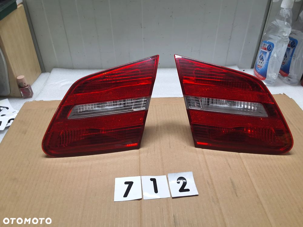 MERCEDES B-KLASA W246 LAMPY TYLNEJ KLAPY BAGAŻNIKA LEWA PRAWA  A2468200864 A2468200764 - 1