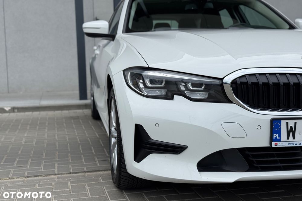 BMW Seria 3 318d mHEV - 10