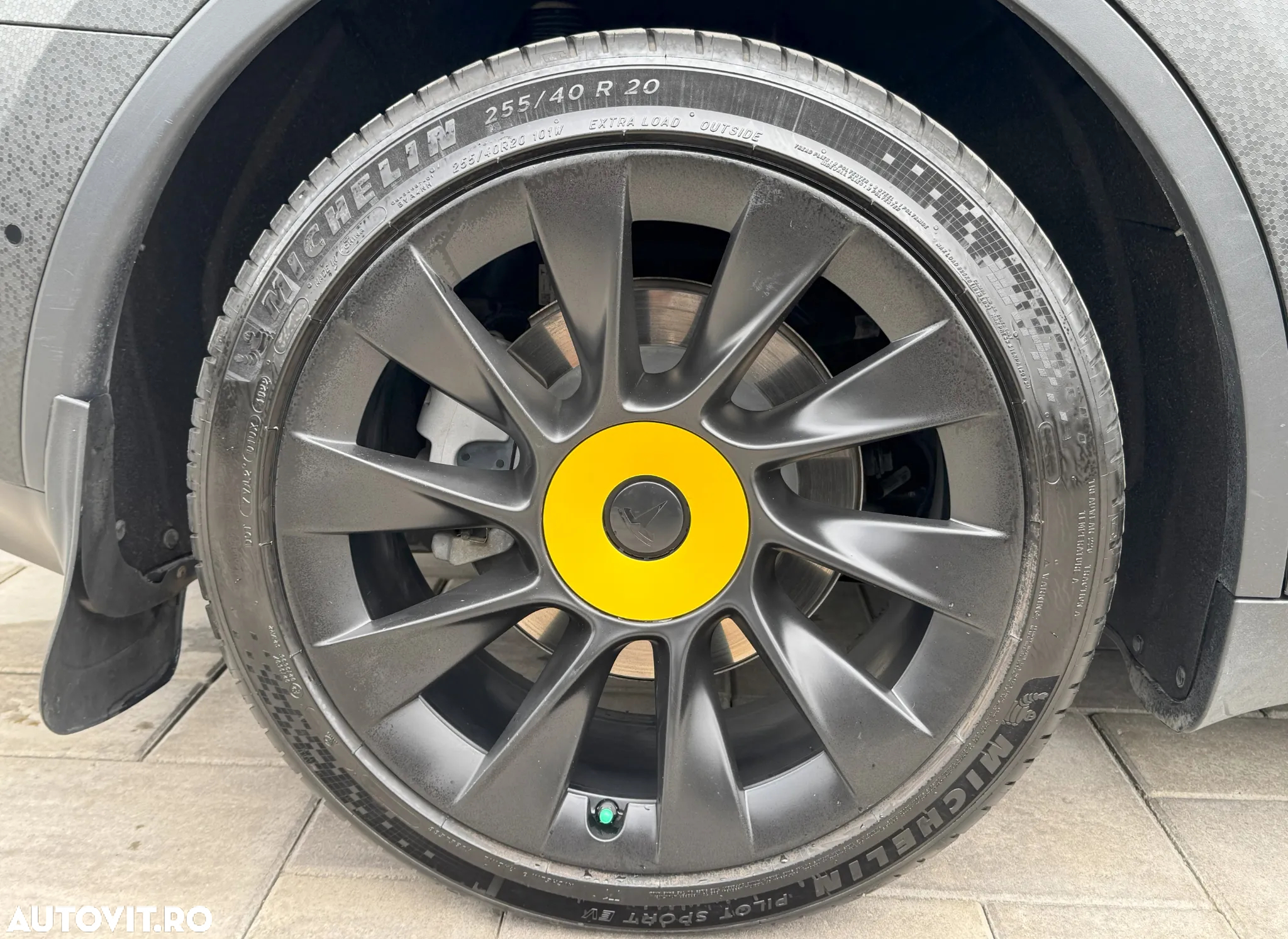 Tesla Model Y AWD Performance - 17