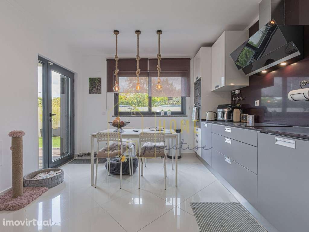 Moradia T4 em Santo António da Charneca - Zona calma e familiar - Grande imagem: 2/15