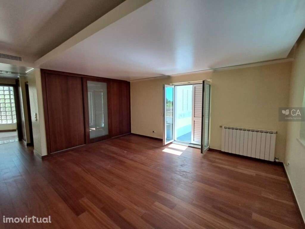 Moradia com 1.163,11m² inserida em terreno com 4.857m², situada em ... - Grande imagem: 2/15