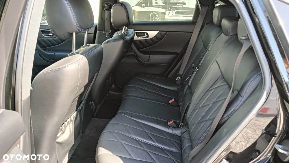 Infiniti Q70 - 11