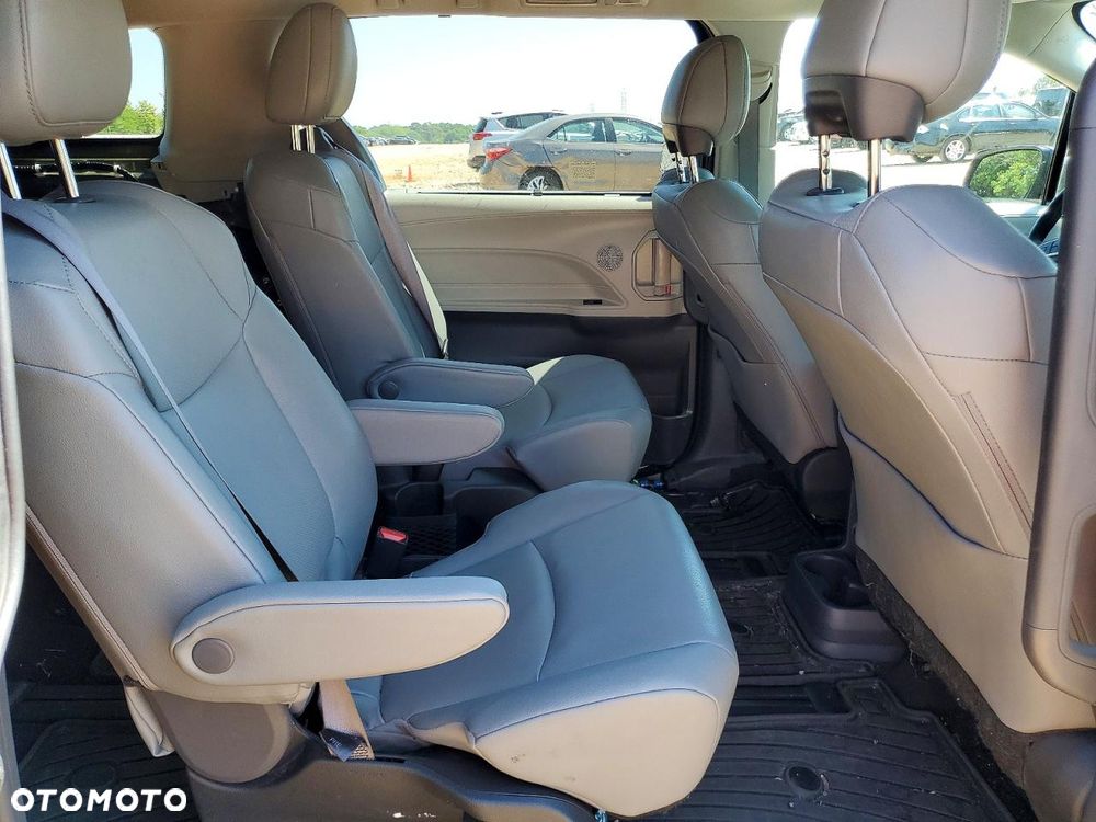 Toyota Sienna - 12