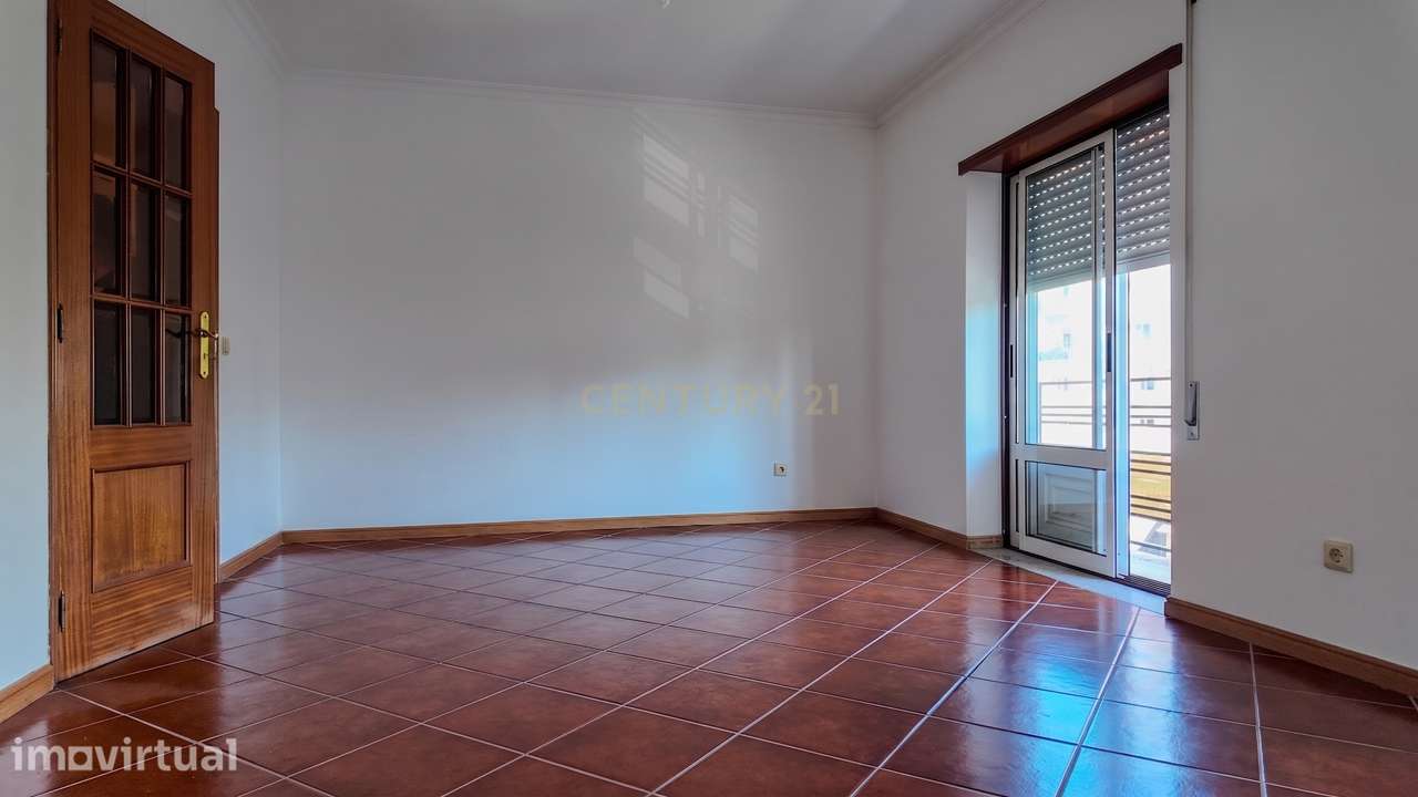 Apartamento T4, 3 frentes, Varandas e Box Fechada - Guarda - Grande imagem: 2/26