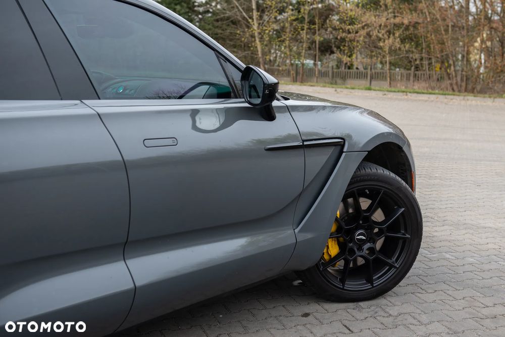 Aston Martin DBX - 15