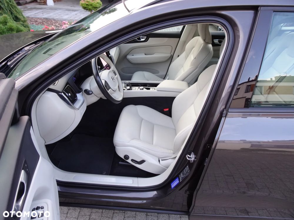 Volvo XC 60 B4 D Momentum Pro - 21