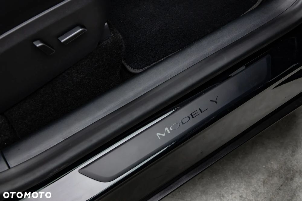 Tesla Y Performance AWD - 15
