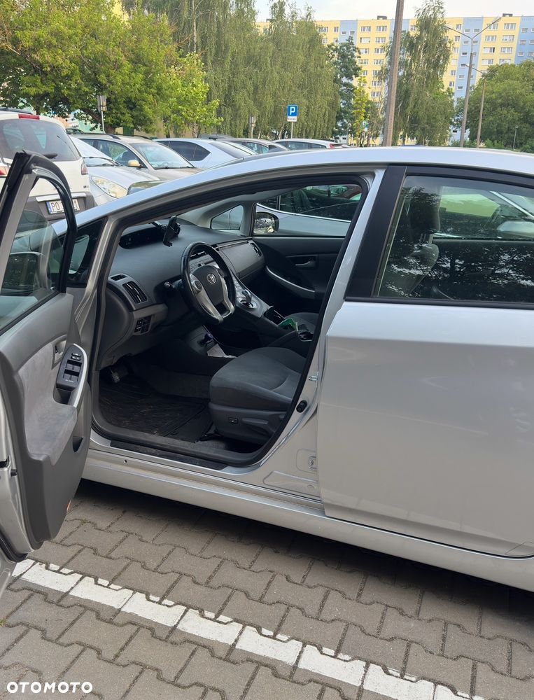Toyota Prius (Hybrid) - 3