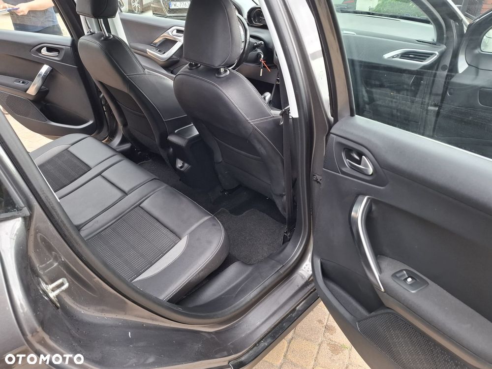 Peugeot 2008 1.2 Pure Tech Allure S&S - 16