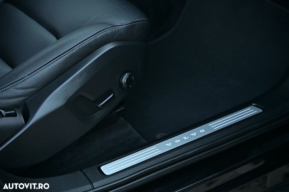 Volvo XC 60 D5 AWD Geartronic Momentum - 22