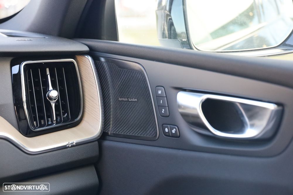 Volvo XC 60 2.0 T6 PHEV Plus Dark - 35