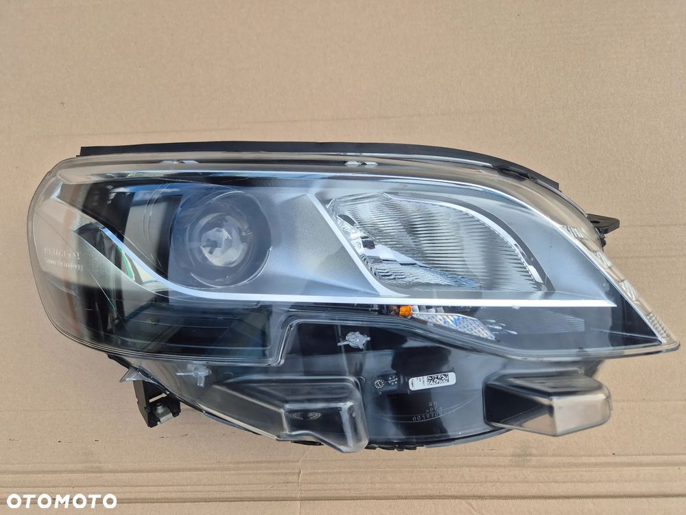 Peugeot Expert III Traveller reflektor prawy.Ksenon.OE.EU.2016- - 1
