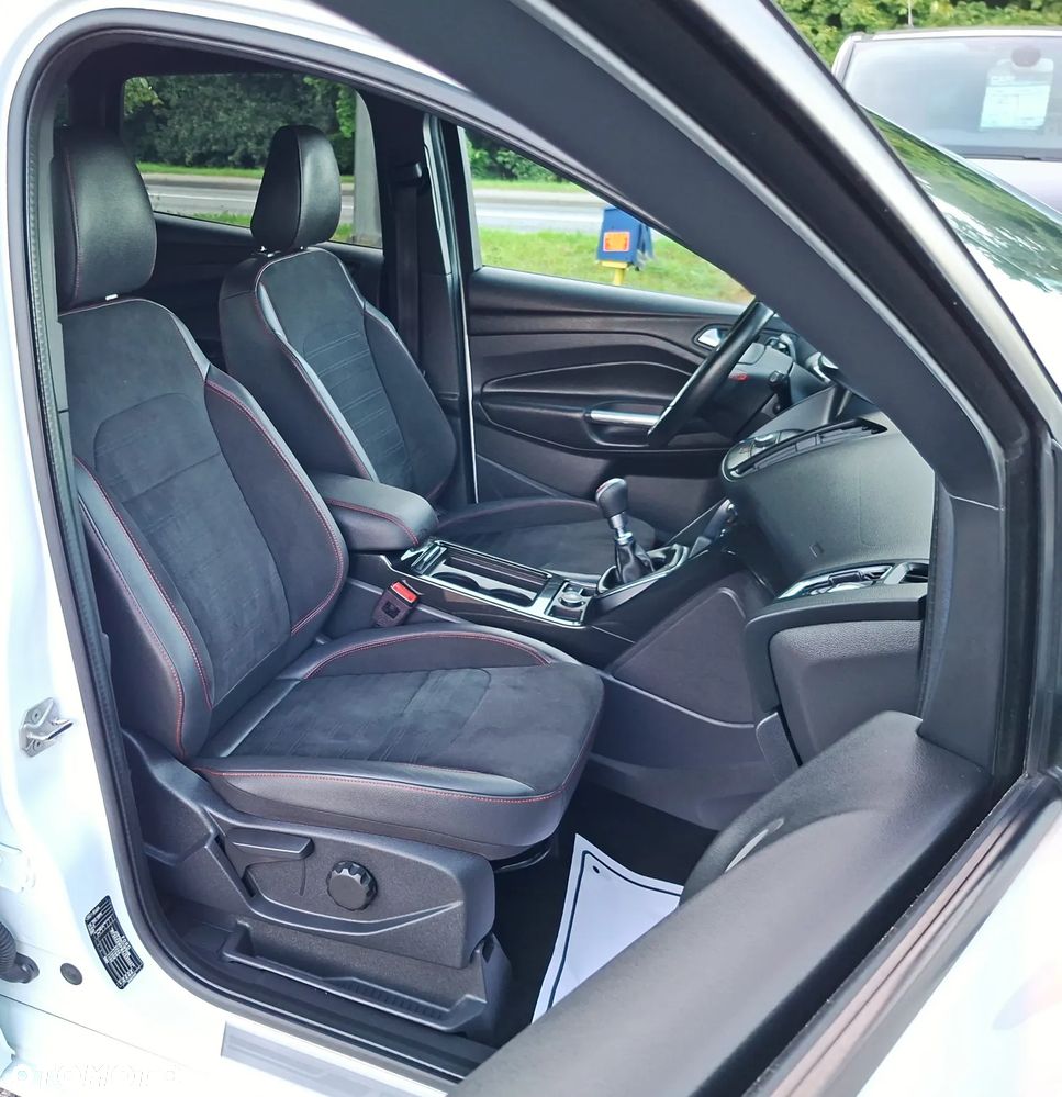 Ford Kuga 2.0 TDCi 2x4 ST-Line - 23