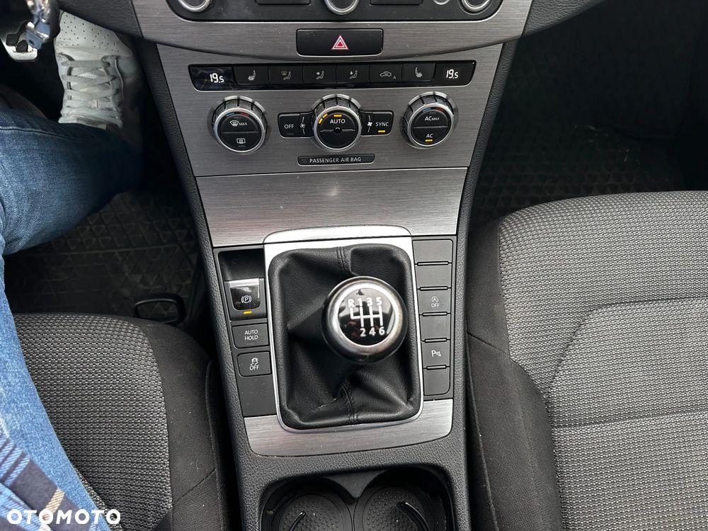 Volkswagen Passat 2.0 TDI DPF BlueMotion Technology Comfortline - 15