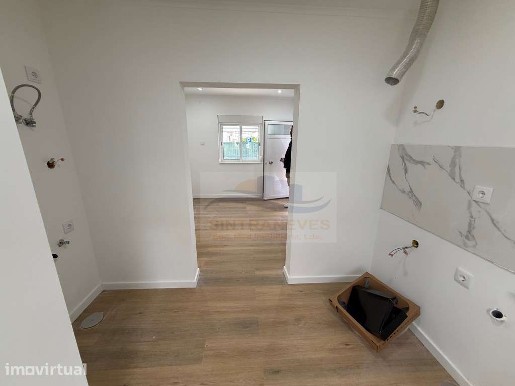 T2 Totalmente Remodelado com Quintal de 35m² | Pontinha - Grande imagem: 2/15