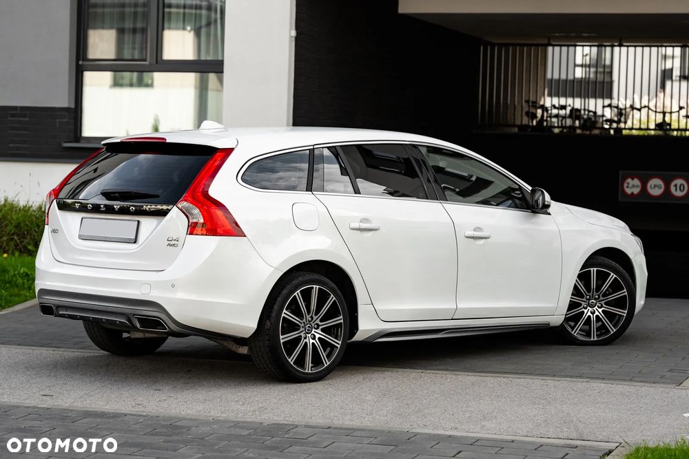 Volvo V60 D4 AWD R-Design Summum - 14